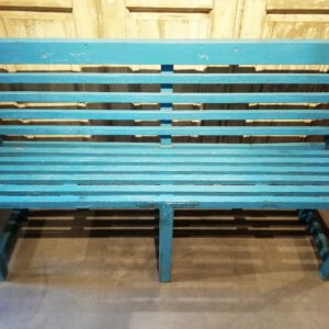 Vintage houten bank met verweerde blauwe afwerking