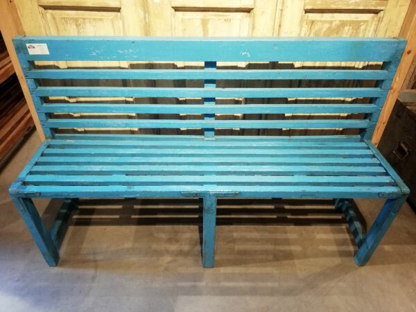 Vintage houten bank met verweerde blauwe afwerking