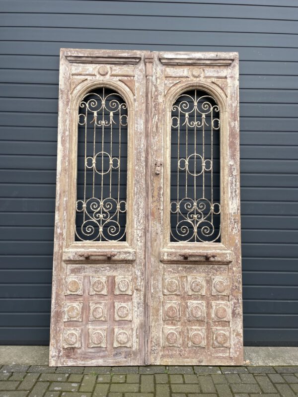 Antieke dubbele deuren met sierlijke ijzeren details