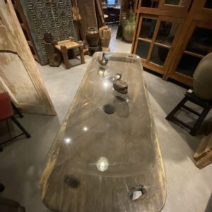 Antieke teakhouten tafel met glazen blad