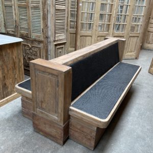Antieke houten bank met rieten zitting