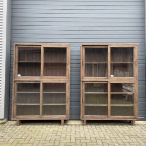 Houten vitrinekasten met glasdeuren