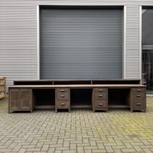 Vintage houten werktafel met lades