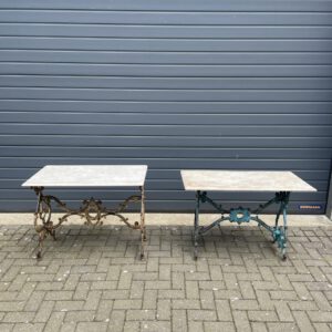 Set van twee vintage gietijzeren marmeren tafels