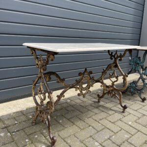 Set van twee vintage ijzeren salontafels met marmeren blad