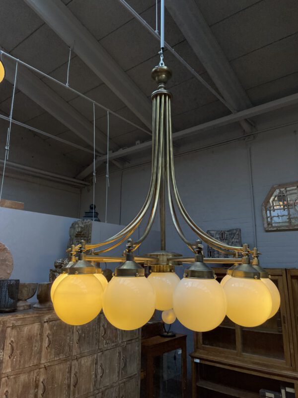 Vintage brass ceiling lamp with eight milk glass globes, vooraanzicht.