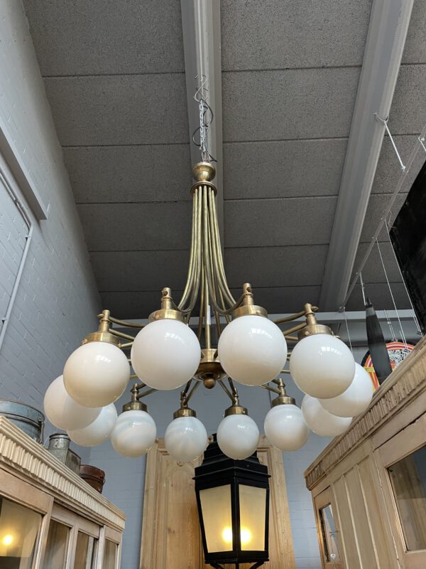 Vintage unique brass ceiling lamp with 16 milk glass globe light points, onderaanzicht.