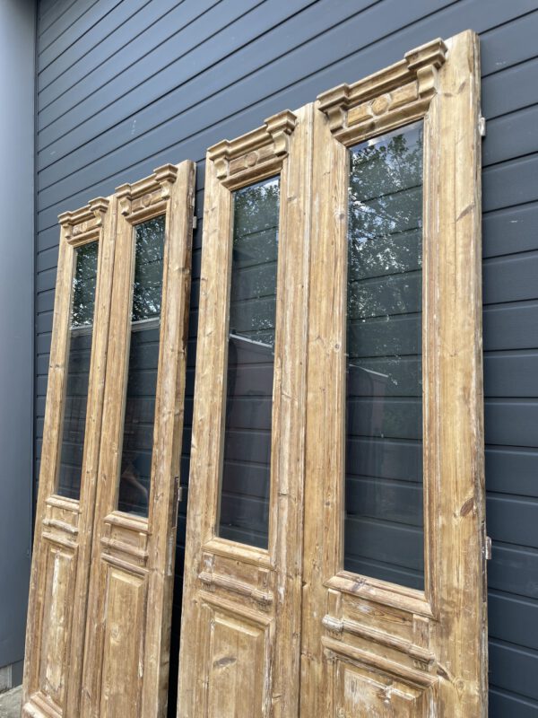 Antique double glass doors with weathered wooden frames, zijaanzicht.