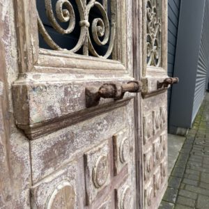 Antieke houten deuren met smeedijzeren details